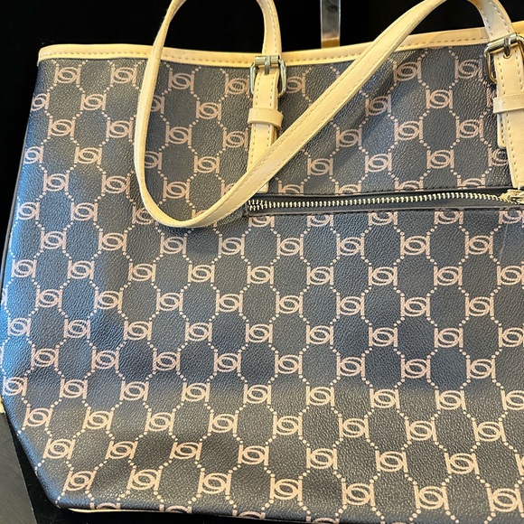 bebe Gorgeous Patterned Tote Bag - Picture 5 of 11